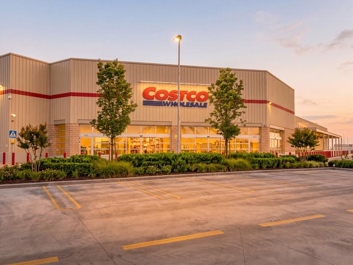 Costco, al lado.