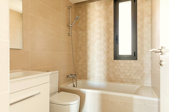 Segundo baño, con bañera.