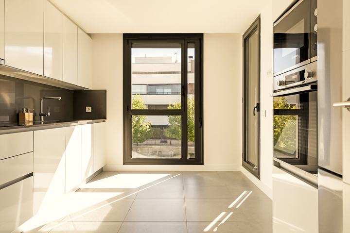 La cocina, con la ventana a los árboles.
