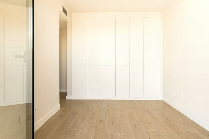 Un armario de pared a pared.