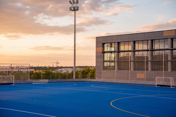 Campo de hockey. Al fondo, Madrid.